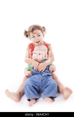 Adorable famille. Soeur et frère isolated on white Banque D'Images