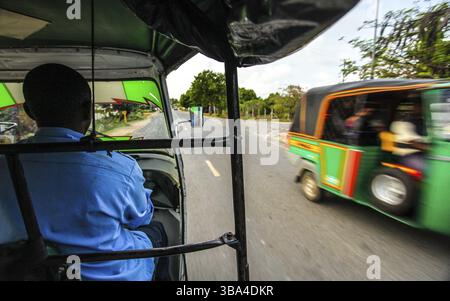 Vue depuis le siège passager lors de l'équitation en tuk tuk (trois roues auto rickshaw) avec une autre venant en sens inverse de l'autre côté de la voie de circulation. Banque D'Images