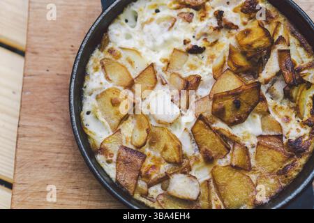Pommes de terre cuite au four avec la viande dans le four. Délicieux dîner recette. Pudding de pommes de terre. Pomme de terre au four. Goulasch de bœuf. Gratin de pommes de terre Pommes de terre au four avec des oeufs.un Banque D'Images