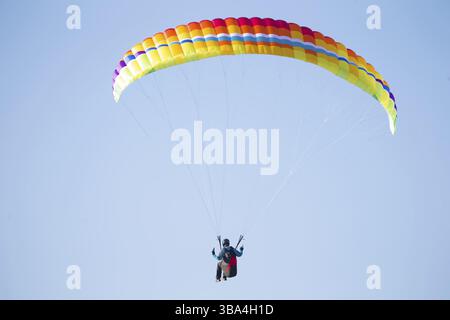 Weissrussland Stadt Gomel 7. Oktober 2018. Auftritte auf Paragliding. Ein Gleitschirm fliegt in den Himmel unter einem mehrfarbigen Gleitschirm. Mann Banque D'Images
