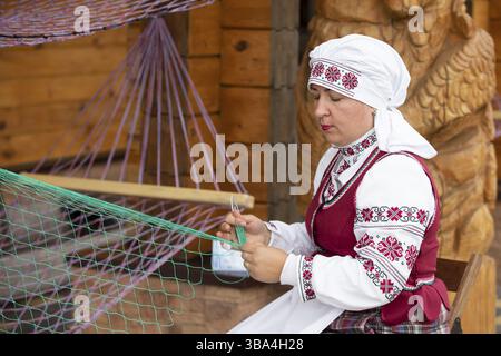 20 août 2022.Bélarus, le village de Lyaskovichi. Vacances de la culture biélorusse. La femme bélarussienne slave dans les vêtements nationaux est engagée dans la traditio Banque D'Images