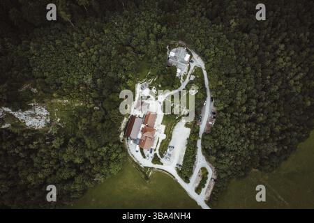 Sky drone point de vue d'une maison résidentielle en forêt Banque D'Images