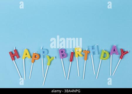 Bougies colorées en lettres avec Banque D'Images