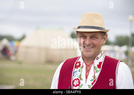 Biélorussie, le village de Lyaskovichi. 20 août 2022. Festival des cultures ethniques. Homme slave dans un costume ethnique biélorusse et un chapeau de paille, Europe Banque D'Images
