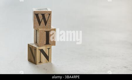 Pile avec trois cubes en bois - lettres GAGNENT sur eux, espace pour plus de texte / images sur le côté droit, Liptovsky Hradok, Slovaquie, Europe Banque D'Images