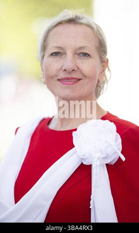 28 avril 2022. Biélorussie, la ville de Gomil. Vacances dans la rue de la ville. Portrait d'une belle femme âgée aux cheveux gris avec des rides Banque D'Images