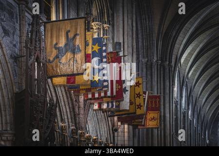 Dublin, Irlande, août 2019 gros plan sur les drapeaux et fanions à côté de l'autel principal dans la cathédrale Patricks, Europe Banque D'Images