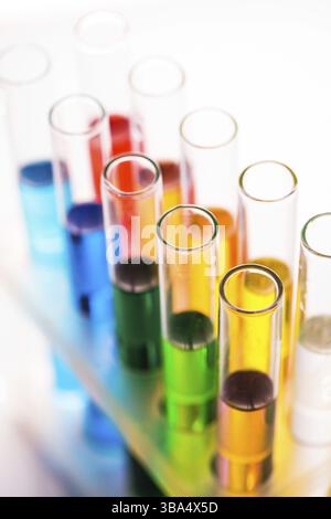 Liqhuides Raibow dans des tubes à essai sur un rack Banque D'Images