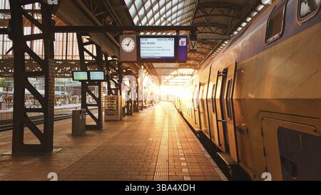 Arrêt de train à la gare avec coucher de soleil à amsterdam aux pays-bas Banque D'Images