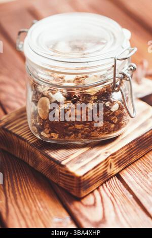Granola dans un bocal sur la table en bois de près Banque D'Images
