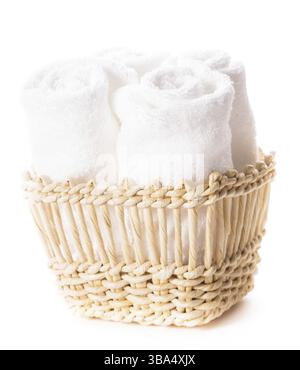 Serviettes blanches dans un panier isolé. Concept spa Banque D'Images