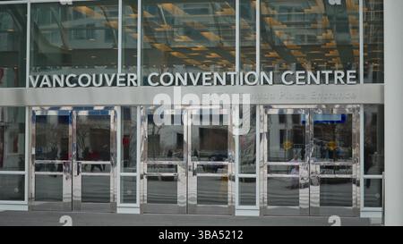 VANCOUVER, CANADA - 11 AVRIL 2017 - entrée est du Vancouver Convention Centre reflétant les bâtiments environnants Banque D'Images