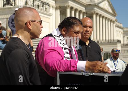 Washington, DC, États-Unis. 27 avril 2025. Le révérend William J. Barber II parle au Capitole des États-Unis avec le Rep. Hakeem Jeffries (d-NY) et le Sen Cory Booker (d-NJ) Banque D'Images