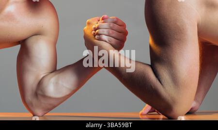 Bras de fer. Lutte à la main, compétition. Mains ou bras de l'homme. Rivalité, gros plan sur la lutte au bras masculin. Deux mains. Des hommes musclés mesurant les forces, des bras Banque D'Images