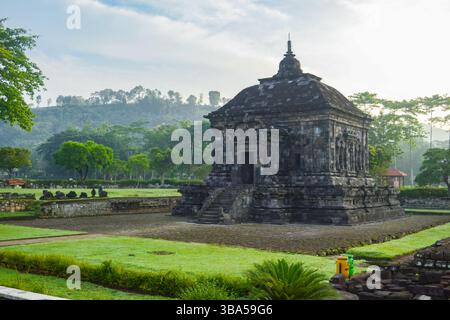 Candi Banyunibo, temple bouddhiste du IXe siècle à Sleman, en Indonésie. Cette structure élégante présente des toits courbes uniques et des vues sereines sur les rizières. Banque D'Images