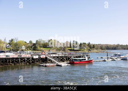 Bateaux à une petite marina sur la rivière dans la ville de Damariscotta, Maine, USA. Banque D'Images