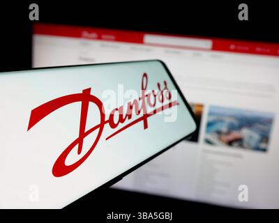 Allemagne. 24 avril 2025. Dans cette illustration photo, un smartphone avec le logo de la société danoise de HVAC Danfoss AS est vu sur l'écran en face du site Web. (Photo timon Schneider/SOPA images/SIPA USA) *** strictement à des fins éditoriales *** crédit : SIPA USA/Alamy Live News Banque D'Images