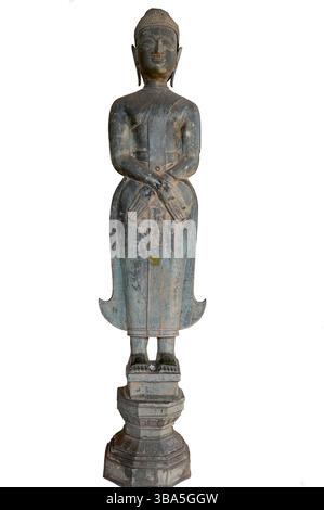Statue de Bouddha laotien debout dans la pose 'contemplation de l'arbre Bodhi' avec les mains croisées aux poignets et les yeux à moitié fermés en méditation, isolés Banque D'Images