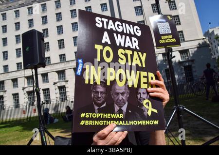 Londres, Royaume-Uni. 11 mai 2025. Des membres de la communauté israélienne britannique et d’autres manifestants se rassemblent devant Downing Street pour exiger la fin de la guerre à Gaza et la libération de tous les otages israéliens détenus par le Hamas, et contre le gouvernement de Benjamin Netanyahu. Crédit : Vuk Valcic/Alamy Live News Banque D'Images