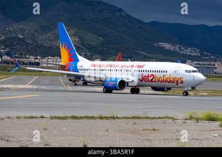 Avión de Línea Boeing 737 de la aerolínea Jet2 carreteando en el aeropuerto de Málaga Costa del sol con matrícula G-JZDF Banque D'Images