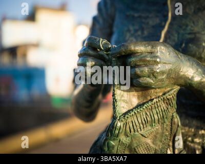 Bridlington, Royaume-Uni, 13 avril 2025, statue de Gansey Girl sur le mur du port Banque D'Images
