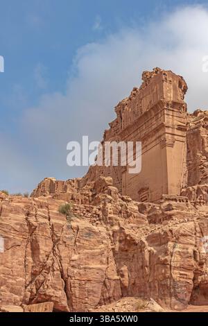 Vue latérale des tombes royales dans le site archéologique de Pétra. Jordanie. Verticalement. Banque D'Images