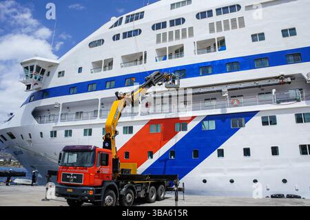 Entretien sur le bateau de croisière LOUIS CRISTAL coque à l'aide d'un camion-grue dans le port de Rhodes, Grèce île croisières - 2025 : vendu comme SOLEIL BRILLANT à Oman / eau acheteur Banque D'Images