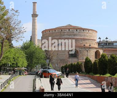 Thessalonique, Grèce-23 avril 2025 : personnes non identifiées marchant près de la Rotonde Banque D'Images