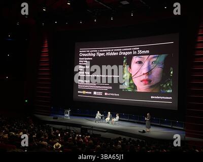 Avant la projection du film, le réalisateur acclamé Ang Lee (deuxième en partant de la gauche sur scène), l'actrice Zhang Ziyi (première en partant de la gauche sur scène) et Janet Yang (troisième en partant de la gauche sur scène), présidente de l'Academy of Motion Picture Arts and Sciences, ont entamé une discussion. Los Angeles, USA.9th mai 2025. La célébration du 25e anniversaire du film 'Crouching Tiger, Hidden Dragon' a eu lieu à Los Angeles, États-Unis, le soir du 9 mai 2025, heure locale. Le célèbre réalisateur Ang Lee et l'actrice Zhang Ziyi ont engagé un dialogue avec Janet Yang, présidente de l'Académie des arts et des sciences du cinéma. Crédit : Banque D'Images