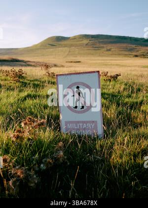Panneau d'avertissement mod Fire Range dans le paysage estival vide de Kimmeridge Dorset England UK Banque D'Images
