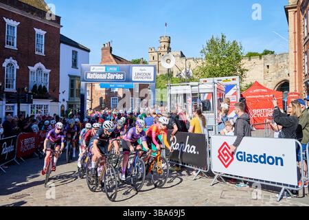 Lincoln, Royaume-Uni. 11 mai 2025. Rapha Lincoln Grand Prix course féminine dimanche 11 mai 2025 1. Lauren Dickson (équipe Handsling Alba Dev Road) 2. Anna Morris 3. Grace Lister (équipe cycliste Hess) crédit photo : Phil Crow/Alamy Live News crédit : Phil Crow/Alamy Live News Banque D'Images