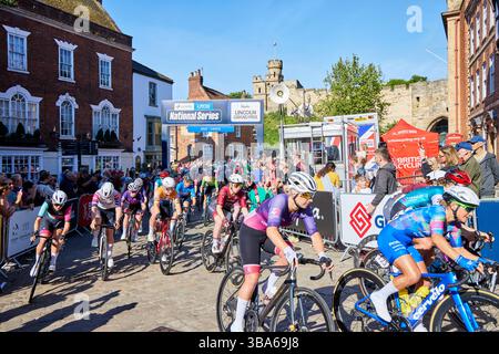 Lincoln, Royaume-Uni. 11 mai 2025. Rapha Lincoln Grand Prix course féminine dimanche 11 mai 2025 1. Lauren Dickson (équipe Handsling Alba Dev Road) 2. Anna Morris 3. Grace Lister (équipe cycliste Hess) crédit photo : Phil Crow/Alamy Live News crédit : Phil Crow/Alamy Live News Banque D'Images