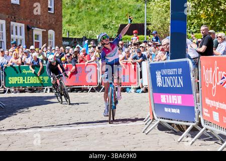 Lincoln, Royaume-Uni. 11 mai 2025. Rapha Lincoln Grand Prix course féminine dimanche 11 mai 2025 1. Lauren Dickson (équipe Handsling Alba Dev Road) 2. Anna Morris 3. Grace Lister (équipe cycliste Hess) crédit photo : Phil Crow/Alamy Live News crédit : Phil Crow/Alamy Live News Banque D'Images