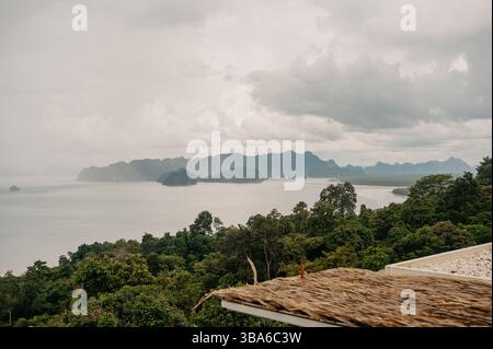 Surplombant la baie de Phang Nga depuis la colline de Khaothong à Krabi Banque D'Images