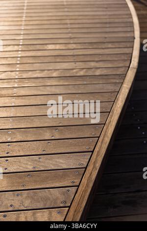 Gros plan sur les courbes chaudes de la promenade en bois sur St Kilda Pier Banque D'Images