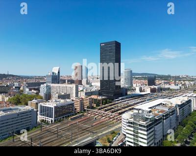 Lyon (centre-est de la France) : vue aérienne du gratte-ciel « Tour to-Lyon » et de la gare de la part-Dieu dans le quartier d’affaires de la part-Dieu. En th Banque D'Images