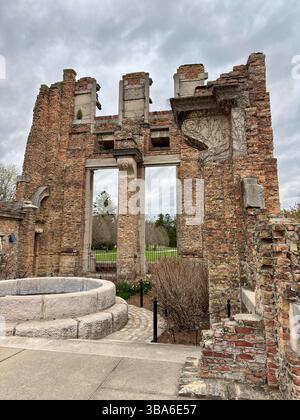 Gros plan de ruines de briques altérées avec fontaine en pierre et ciel nuageux Banque D'Images
