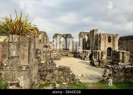 Landevennec (Bretagne, nord-ouest de la France) : ruines de l'ancienne abbaye de Saint-Guénolé de Landévennec, fondée au Ve siècle par Saint-Guénolé Banque D'Images