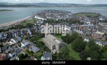 Exmouth, River Exe, Devon, Angleterre : VUE DRONE : ville d'Exmouth skyline avec la rivière Exe dans le b/g et la mer et la plage à gauche de l'image. Banque D'Images