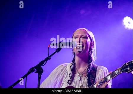 Glasgow, Écosse, Royaume-Uni. 11 mai 2025. Nieve Ella en concert au SWG3 Glasgow le 11 mai 2025 crédit : James Edmond / Alamy Stock photo / Alamy Live News Banque D'Images