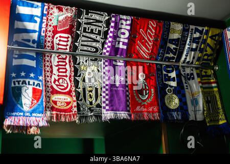 Lviv, Ukraine - 04 mai 2025 : Collection de foulards d'équipe de football sur un rack présentant des designs et des logos vibrants Banque D'Images