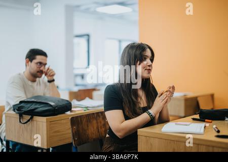 Des élèves du secondaire engagés écoutent attentivement dans la salle de classe Banque D'Images
