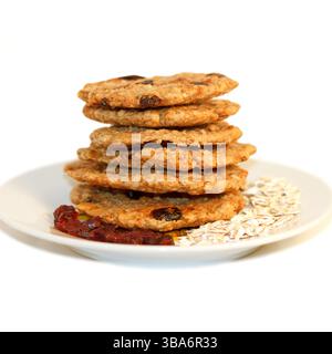 Délicieux gâteaux naturels de flocons d'avoine avec baies cuites à la maison pour les végétariens sur un fond blanc, fait à la main Banque D'Images