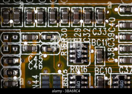 L'invention concerne un plan macro présentant des composants électroniques méticuleusement disposés sur une carte de circuit imprimé. L'image met en évidence la conception complexe, y compris les résistances Banque D'Images