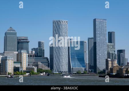 Quartier financier de Canary Wharf vu de l'autre côté de la Tamise le 10 mai 2025 à Londres, Royaume-Uni. Canary Wharf est une zone située près de l'île des chiens dans le quartier londonien de Tower Hamlets et est définie par la Greater London Authority comme faisant partie du quartier central des affaires de Londres. Avec la City de Londres, elle constitue l'un des principaux centres financiers du Royaume-Uni et du monde, avec de nombreux immeubles de grande hauteur, dont le troisième plus haut du Royaume-Uni, One Canada Square. Banque D'Images