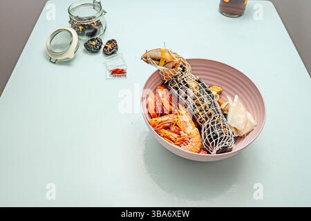 Homard et autres fruits de mer nettoyés et prêts pour une recette de riz crémeux Banque D'Images