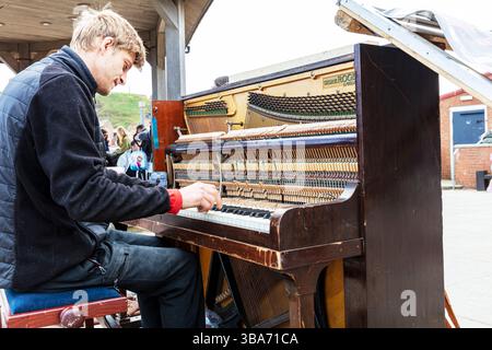 Pianiste, pianiste, jouant du piano, jouant du piano à l'extérieur, pianoiste, musicien, joueur, piano, piano, Whitby, Yorkshire, Royaume-Uni, Angleterre Banque D'Images