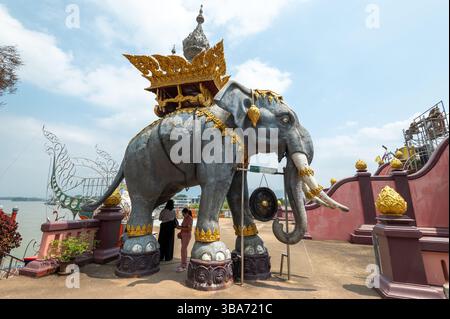 À proximité de l'imposante statue de Bouddha d'or ou Phra Chiang Saen si Phaendin squattant à bord d'un bateau amarré se trouvent plusieurs statues d'éléphants, représentant un Banque D'Images