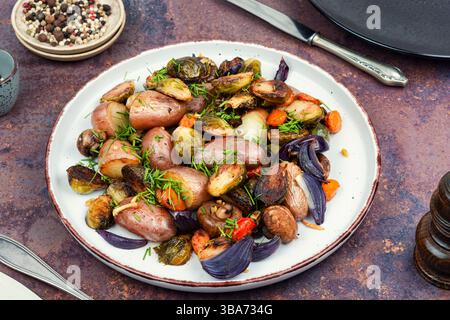 Pommes de terre cuites au four, choux de Bruxelles et champignons. Banque D'Images