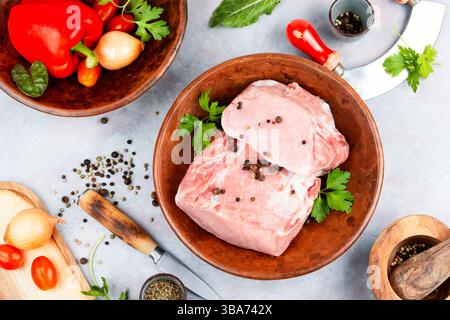 Viande de porc crue tranchée et légumes frais. Aliment à base de viande. Vue de dessus. Banque D'Images